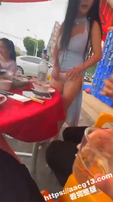 农村结婚流水席 蓝色连衣裙性感骚伴娘 只要给钱就能摸奶玩穴 这样的酒席要随多少份子钱呀-51吃瓜网