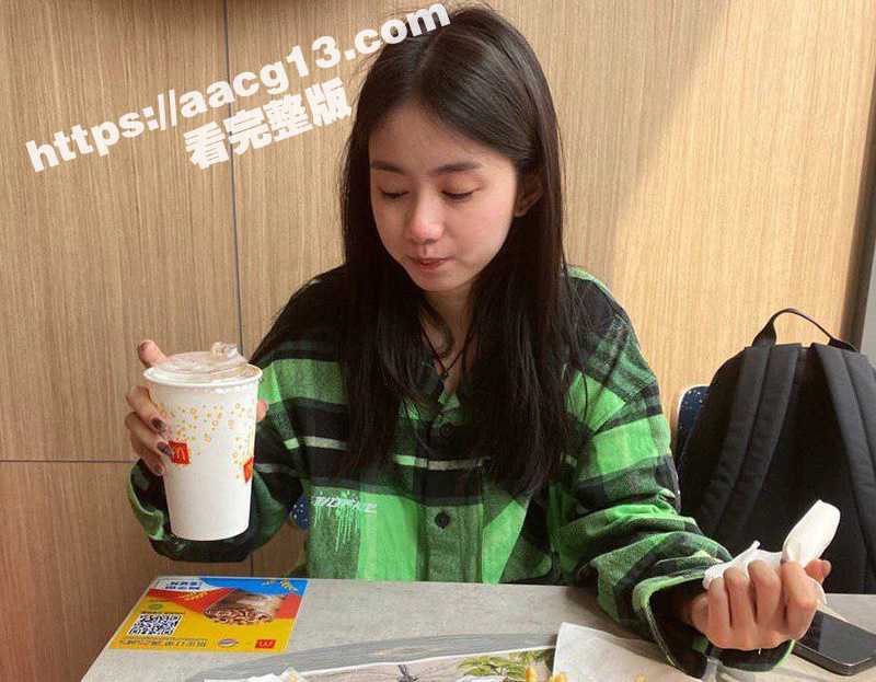 上海可爱清纯学生妹 被大叔一顿麦当劳 直接带去酒店调教 栓狗链穿各式丝袜被抗腿抽插 - 51吃瓜网-51吃瓜网