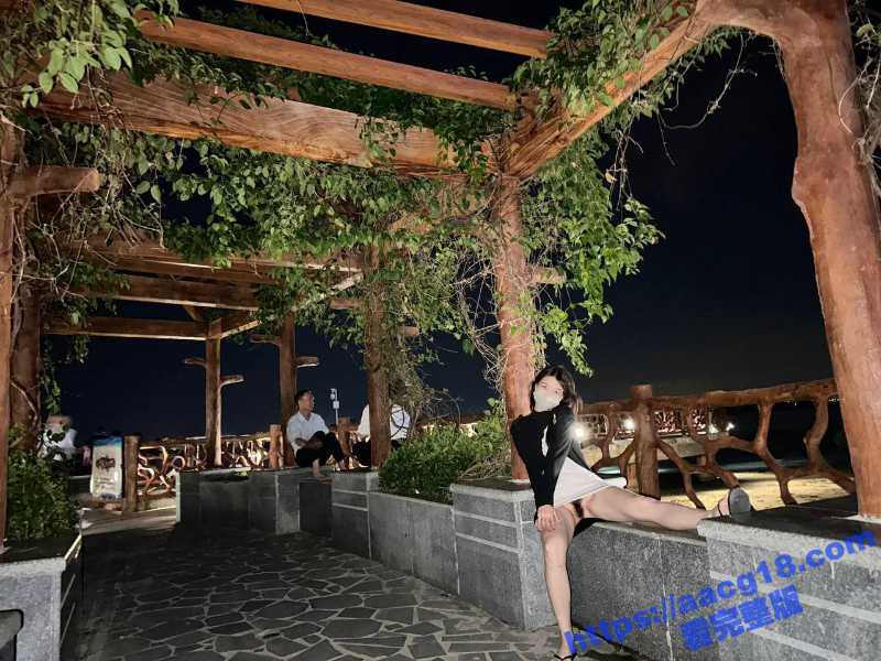 广州高颜值职业主播 公园江边露出 母狗爬行调教 跪地深情口交舔屌 十分的反差 - 51吃瓜网-51吃瓜网