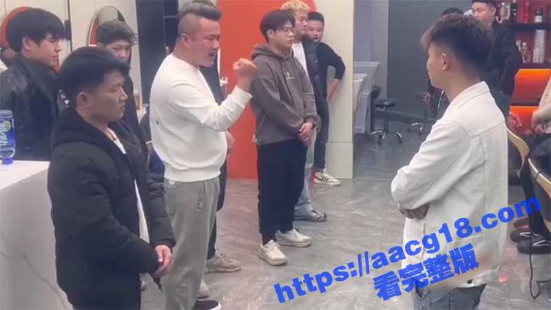 理发店店长鼓励员工 竟然狂扇自己嘴巴 这是进过传销组织么 店长扇完员工也开始扇 太奇葩了 - 51吃瓜网-51吃瓜网