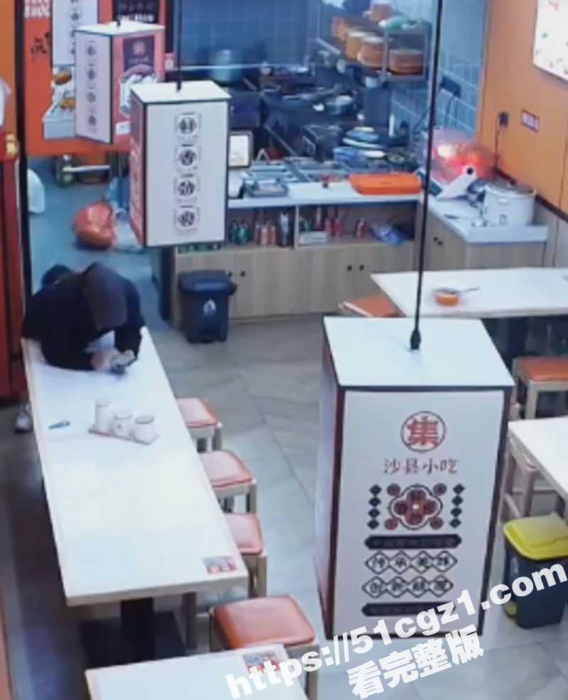 沙县小吃猥琐男偷吻女生屁股被曝光 哥们大屌已经饥渴难耐了！真是世间之大无奇不有！ - 51吃瓜网-51吃瓜网