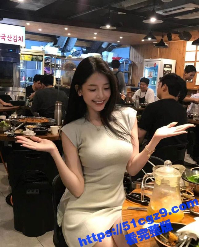 深夜酒吧河边惊现捡尸大叔 青春靓丽的美女被大叔抓头口爆 窒息般的口爆体验 差点喘不过气！-51吃瓜网