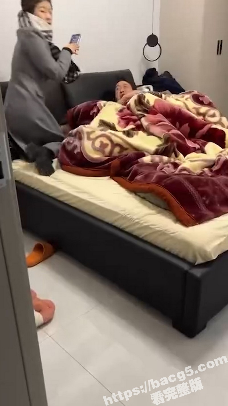 真实抓奸现场实拍 史上最理智的女主和舅哥 不停的追问小三是不是受害者！ - 51吃瓜网-51吃瓜网