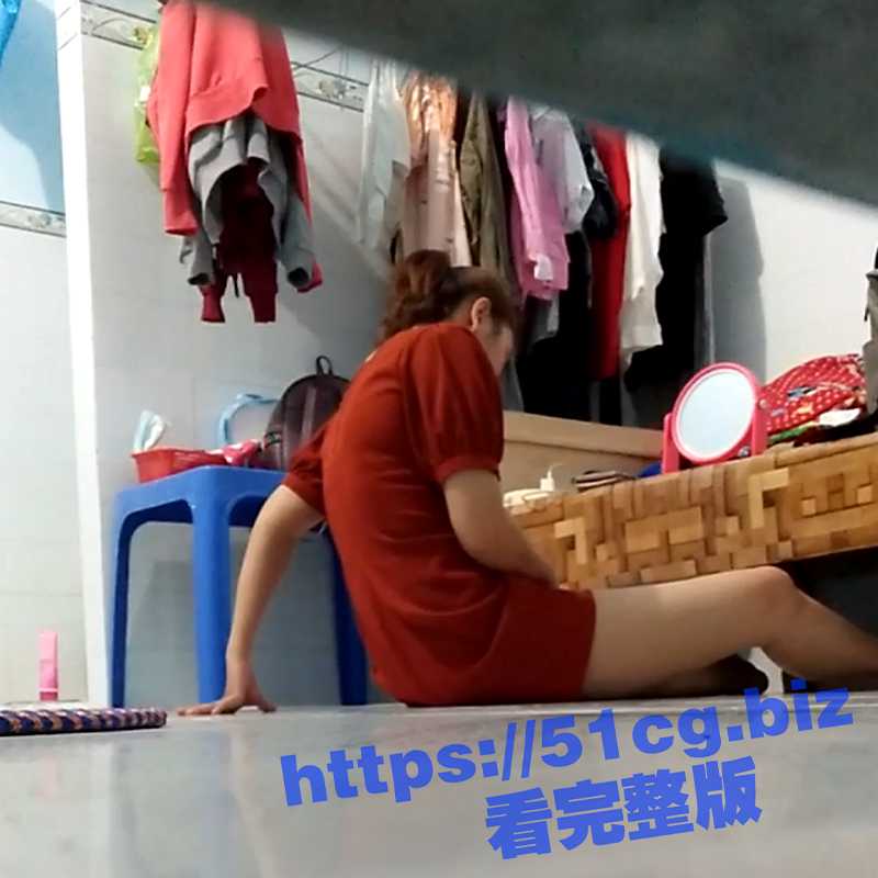 小偷入室偷东西未果 躲在床底意外偷拍到女主人在家饥渴扣穴自慰 偷拍过程险些被发现 - 51吃瓜网-51吃瓜网