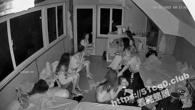 摄像头破解！外国夜总会休息室里的小姐姐个个身材棒 竟然遇到扫黄 开门一惊 很自觉的跟着公安走！-51吃瓜网