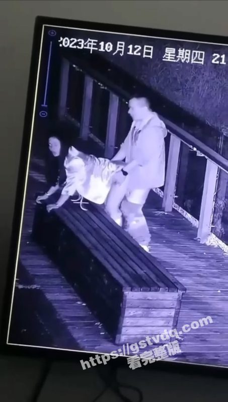 小情侣深夜公园野战 被监控拍下完整视频!比之前那个虞山森林防火中心还牛!-51吃瓜网