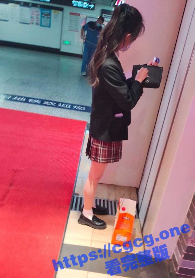 天狼星街射系列！公交车爆头二次元妹子 地铁被秒射的妹子发现后还闻一闻 美女敢怒不敢言！ - 51吃瓜网-51吃瓜网